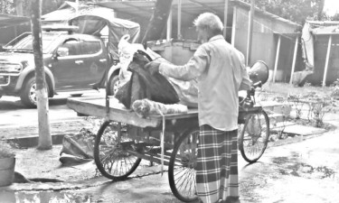 ছেলের কাটা পা নিয়ে ঘুরছেন বাবা