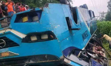 সিরাজগঞ্জে বাস উল্টে খাদে পড়ে এক যাত্রী নিহত, আহত ৪