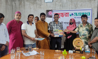 দরিদ্র মেধাবী ছাত্রীর হাতে পাঠ্যবই তুলে দিল বসুন্ধরা শুভসংঘ বদলগাছী শাখা