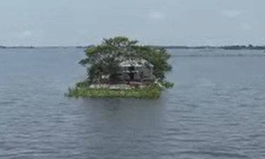 হাওরের জলে ভাসা মা-ছেলের জীবন