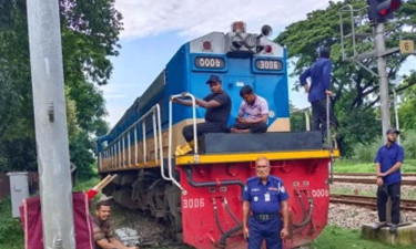 সীতাকুণ্ডে লাইনচ্যুত ট্রেনের ইঞ্জিন ৫ ঘণ্টা পর উদ্ধার