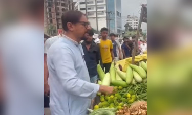 চকবাজারে ফুটপাত দখল করে বাজার বসানোয় ক্ষুব্ধ মেয়র