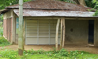 কুলাউড়ায় সরকারি জমিতে আ.লীগ নেতার গ্যারেজ