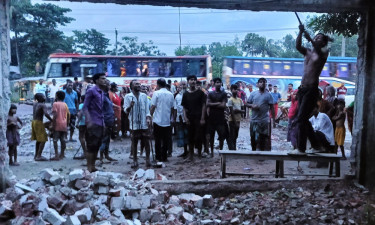মানিকগঞ্জে কারখানার সীমানা প্রাচীর গুঁড়িয়ে দিল জনতা