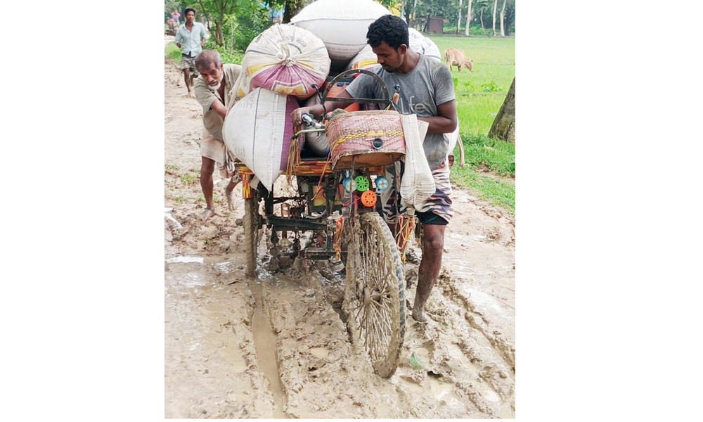 পাকা সড়কবিহীন গ্রামে, জনদুর্ভোগ চরমে