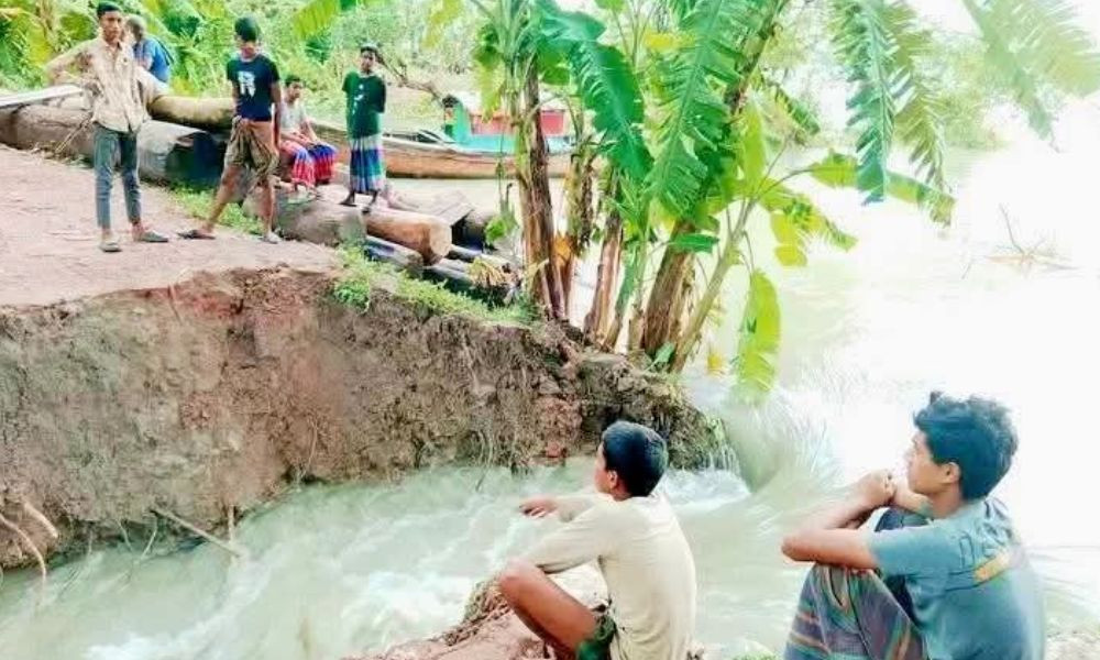বেতাগীতে এখনো সংস্কার হয়নি বিষখালী নদীর বেড়িবাঁধ, দুর্ভোগে এলাকাবাসী