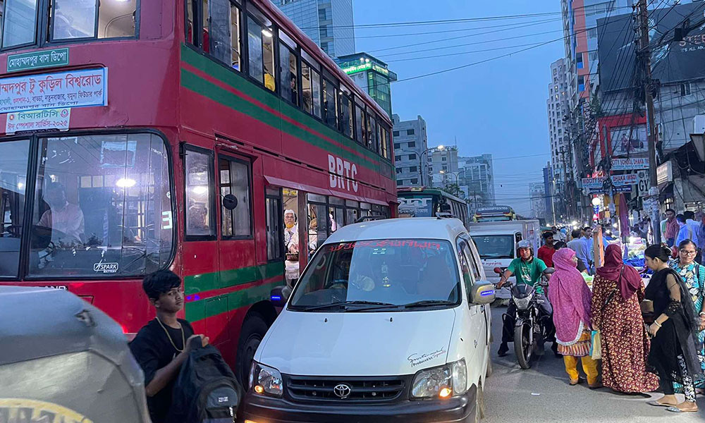 আলটিমেটাম দিয়ে ৯ ঘণ্টা পর সড়ক ছাড়লেন ইউআইইউ শিক্ষার্থীরা