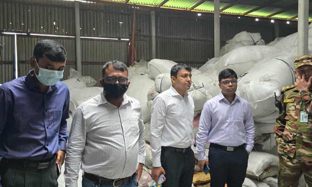 টাস্কফোর্স অভিযানে পলিথিন জব্দ, মালিকের কারাদণ্ড