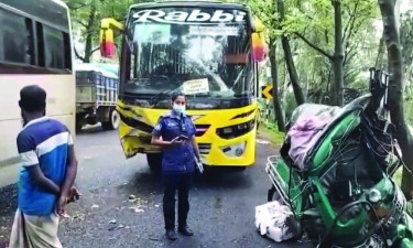 নাটোরে বাসের সঙ্গে অটোরিকশার সংঘর্ষ, ঝরল ৪ প্রাণ