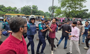 সরিয়ে দেওয়ার পর ফের ইউআইইউ শিক্ষার্থীদের সড়ক অবরোধ