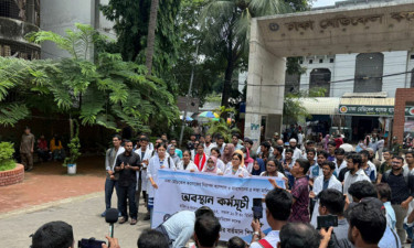 হল না ছাড়ার ঘোষণা ঢাকা মেডিক্যাল শিক্ষার্থীদের