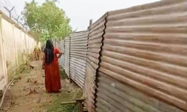আড়াই কোটি টাকার জমি দখল করে বেড়া দিল এলাকাবাসী