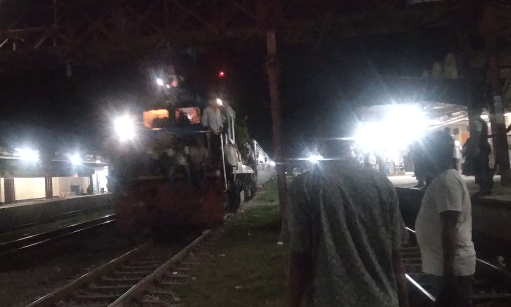 ফোনের টর্চের আলোয় চলল ট্রেন