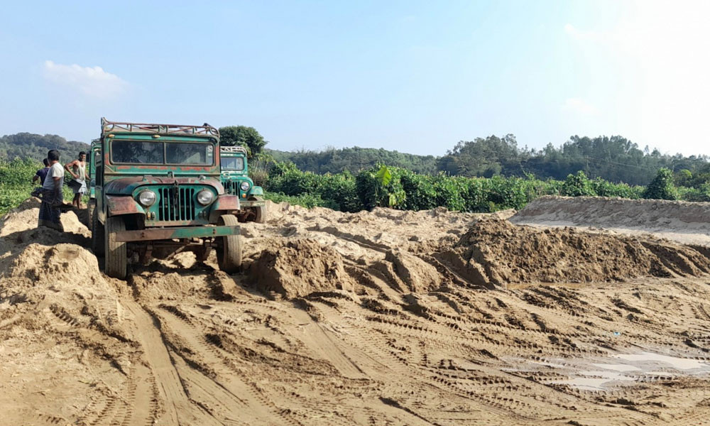 হালদা নদীতে বালু উত্তোলন, হুমকির মুখে মৎস্য প্রজনন