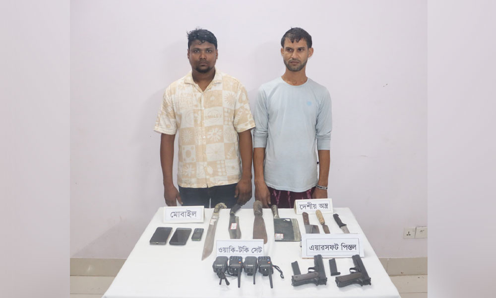 কুমিল্লায় এয়ারসফট পিস্তল ও ধারালো অস্ত্রসহ দুই যুবক আটক
