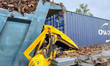 মিরসরাইয়ে চলন্ত লরির পেছনে ড্রাম ট্রাকের ধাক্কা, নিহত ২