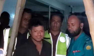 গভীর রাতে রিয়া মনির বাসায় পুলিশের হাতে ধরা খেলেন ম্যাক্স অভি
