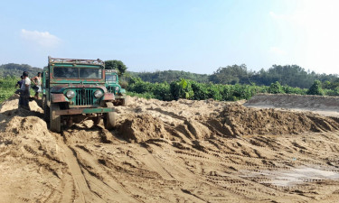 হালদা নদীতে বালু উত্তোলন, হুমকির মুখে মৎস্য প্রজনন