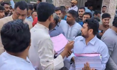 নির্বাচন কমিশনের সামনে হাসনাত-সারজিসের শাপলা মার্কার স্লোগান