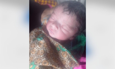 রাস্তার পাশের ঝোপের ভেতর কাঁদছিল এক দিনের নবজাতক