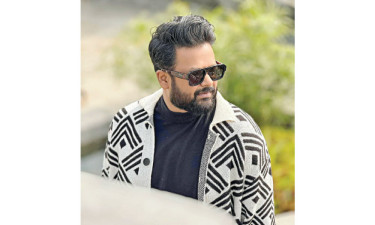কান থেকে ফিরে দিলেন গানচিত্রের খবর