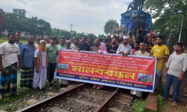 গাজীপুরে ট্রেন আটকে বিক্ষোভ, স্টেশন চালুর দাবি