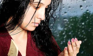 বৃষ্টিতে ভিজে চুল ঝরে পড়ছে? রইল কয়েকটি টিপস