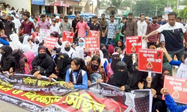 শিক্ষার্থী আনজুম হত্যার বিচার চেয়ে আদালতের সামনে বিক্ষোভ