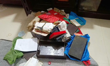 অস্ত্রের মুখে জিম্মি করে ব্যবসায়ীর বাড়িতে ডাকাতি