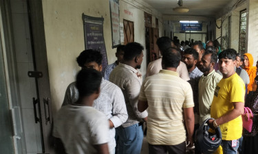 এক চিকিৎসককে আরেক চিকিৎসকের মারধর