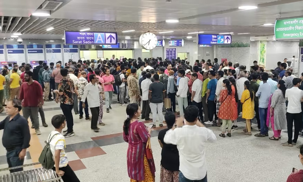 মেট্রো স্টেশনে টিকিট সংগ্রহে যাত্রীর চাপ, ব্যবস্থা নিচ্ছে কর্তৃপক্ষ