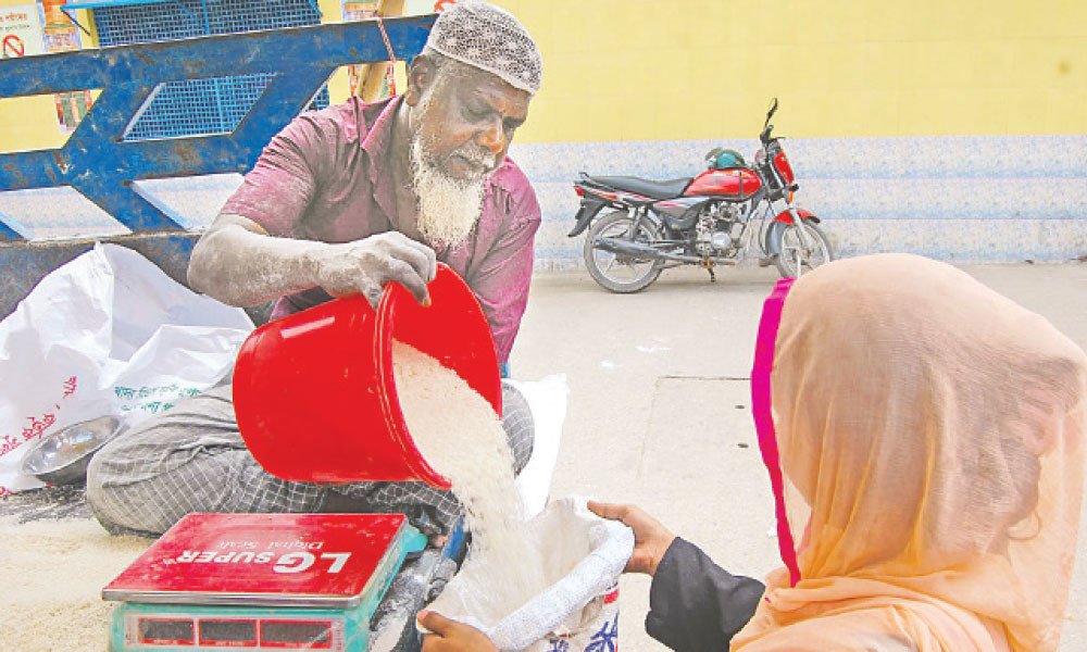 কম দামে চাল ও আটা কিনছেন ক্রেতা