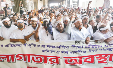কাফনের কাপড় পরে শিক্ষকদের অবস্থান