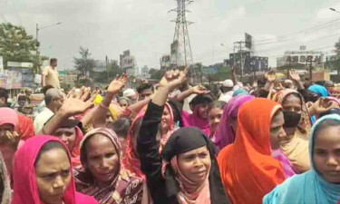 সোনারগাঁয়ে বকেয়া বেতনের দাবিতে শ্রমিকদের মহাসড়ক অবরোধ