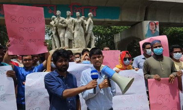 ৪৪তম বিসিএসে ক্যাডার সংখ্যা বৃদ্ধির দাবিতে রাজু ভাস্কর্যে বিক্ষোভ