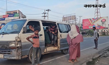 বাঁশ-রশিতে বাঁধা মাইক্রোবাসের দরজা, চলছে মহাসড়কে!