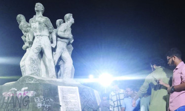 এবার ঢাবির রাজু ভাস্কর্যের পাদদেশে ককটেল বিস্ফোরণ