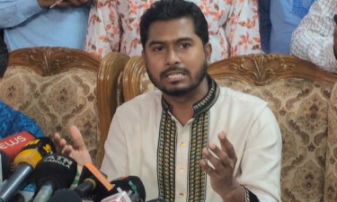 ঐকমত্য কমিশনের সঙ্গে বৈঠক শেষে কথা বলছেন নুরুল হক নুর