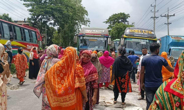 নারায়ণগঞ্জে মহাসড়ক অবরোধ করে পোশাক শ্রমিকদের বিক্ষোভ