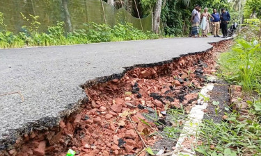 নির্মাণের দুই মাসেই ভেঙে গেছে সড়ক