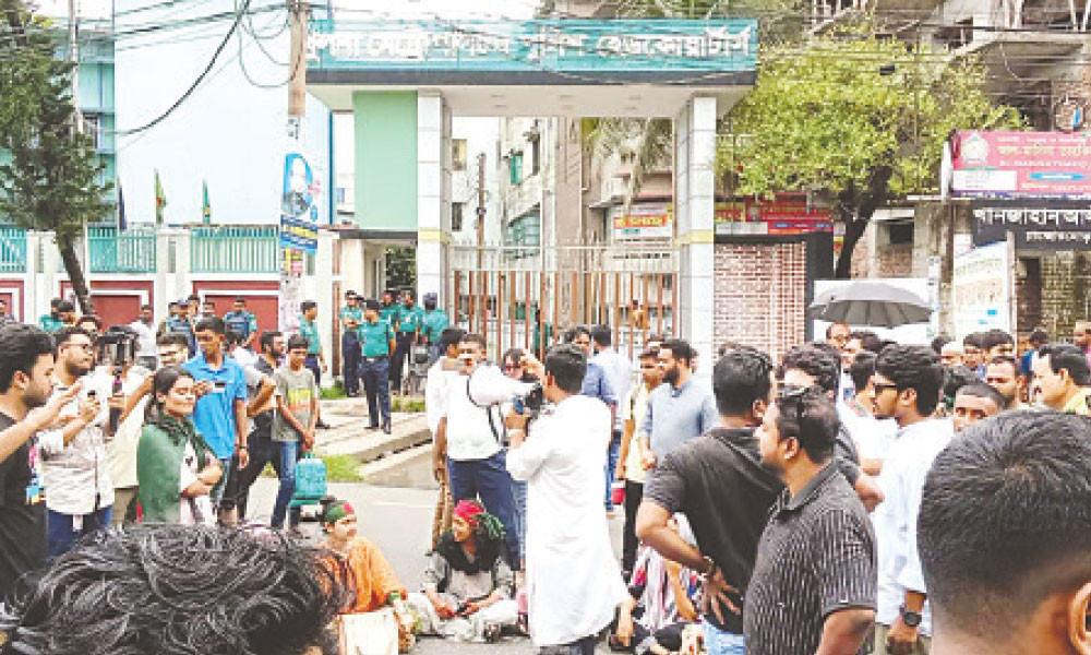 খুলনা পুলিশ সদর দপ্তরে ছাত্র-জনতার তালা