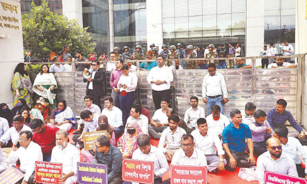 সরকার ও এনবিআর কর্মকর্তারা মুখোমুখি