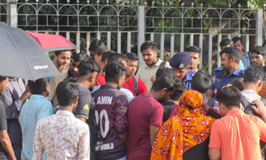 চট্টগ্রামে বেতনের দাবিতে পোশাক শ্রমিকদের বিক্ষোভ