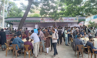 নবীনদের স্বাগত জানিয়ে জবি ছাত্রশিবিরের মৌসুমি ফল উৎসব