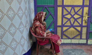 ঠাকুরগাঁওয়ে স্ত্রীর স্বীকৃতির দাবিতে যুবকের বাড়িতে তরুণীর অবস্থান