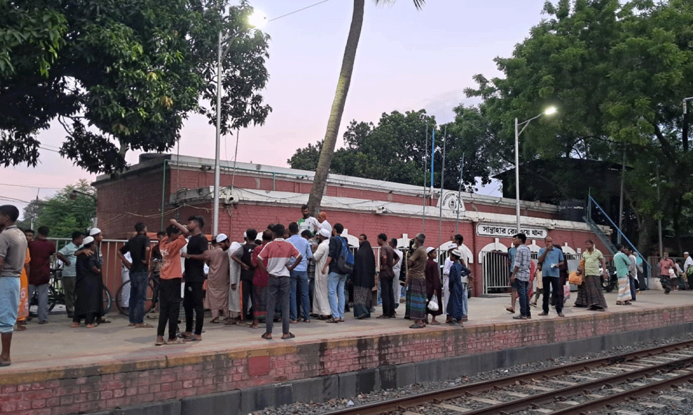 কানে হেডফোন লাগিয়ে রেললাইনে হাঁটছিলেন তরুণ, অতঃপর...