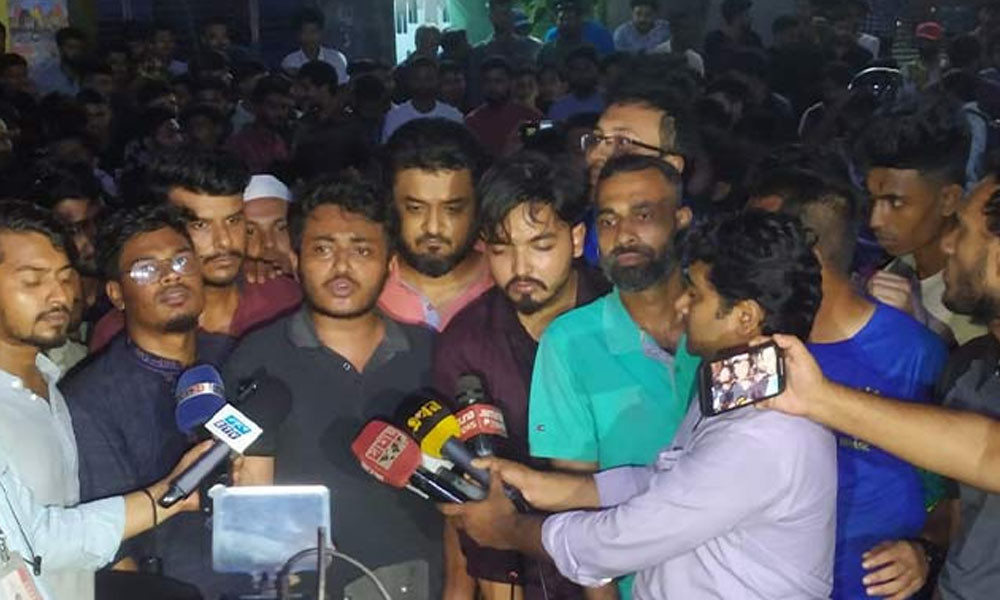 অবরুদ্ধ নয়, প্রেস সচিবকে দাবি জানাতে গিয়েছি : আন্দোলনকারী