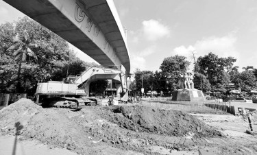 ঢাকা বিশ্ববিদ্যালয়ের রাজু ভাস্কর্যের সামনের রাস্তায় চলছে খোঁড়াখুঁড়ির কাজ