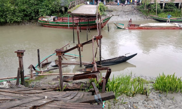 মোরেলগঞ্জে ভাঙল ব্রিজ, চাপা পড়ে তরকারি ব্যবসায়ীর মৃত্যু