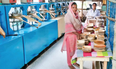 নিলুফার ইয়াসমিনের তৈরি সুপারি খোলের তৈজস